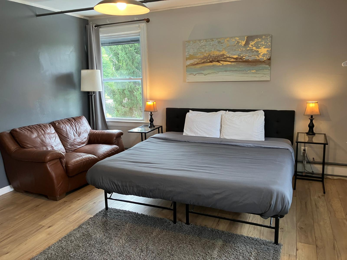 COZY KING, BATH, KITCHENETTE & OFFICE, FAST WIFI