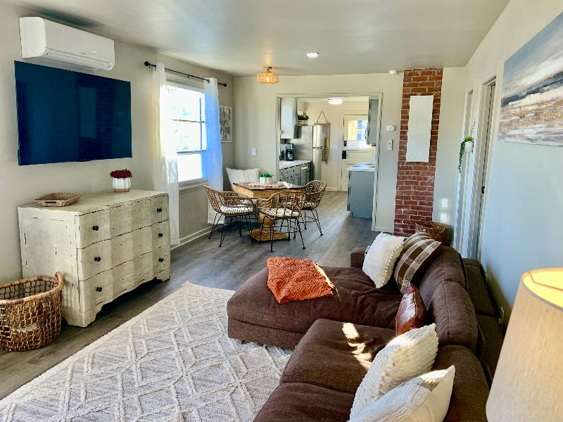 New remodel 2 bed/1ba in vintage triplex