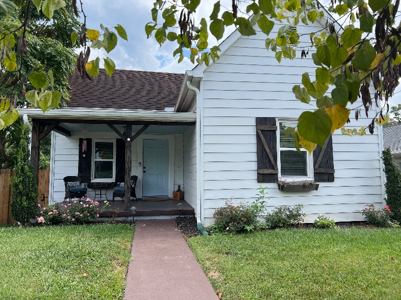 CUTE DOWNTOWN BUNGALOW CLOSE TO EVERYTHING - Photo 2