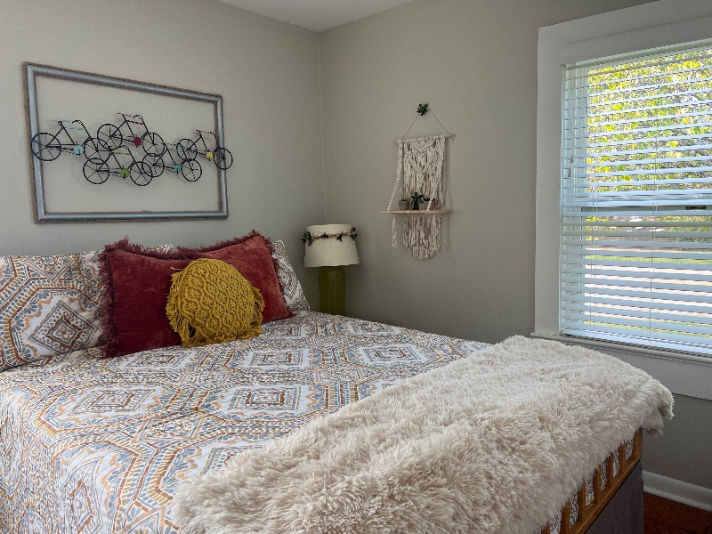 CUTE DOWNTOWN BUNGALOW CLOSE TO EVERYTHING - Photo 6
