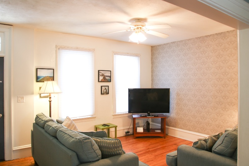 3 Bedroom spacious house off street parking - Photo 4