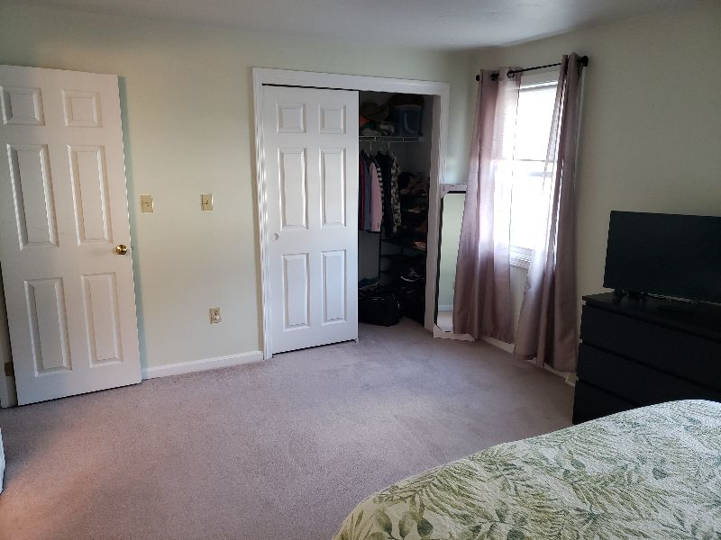 Large bedroom w/private bathroom