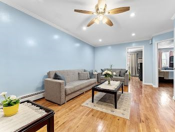 private room in sophisticated apartment - Photo 2