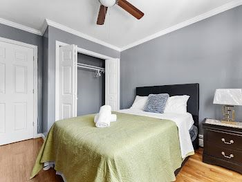 private room in sophisticated apartment - Photo 9