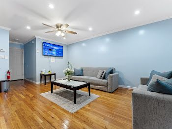 private room in sophisticated apartment - Photo 3