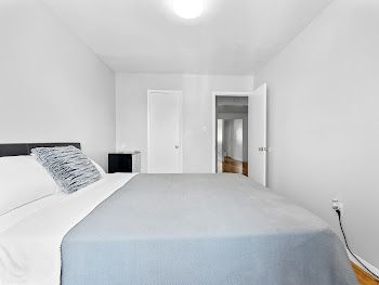 private room in sophisticated apartment - Photo 1