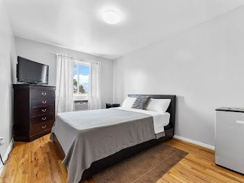 private room in sophisticated apartment - Photo 3