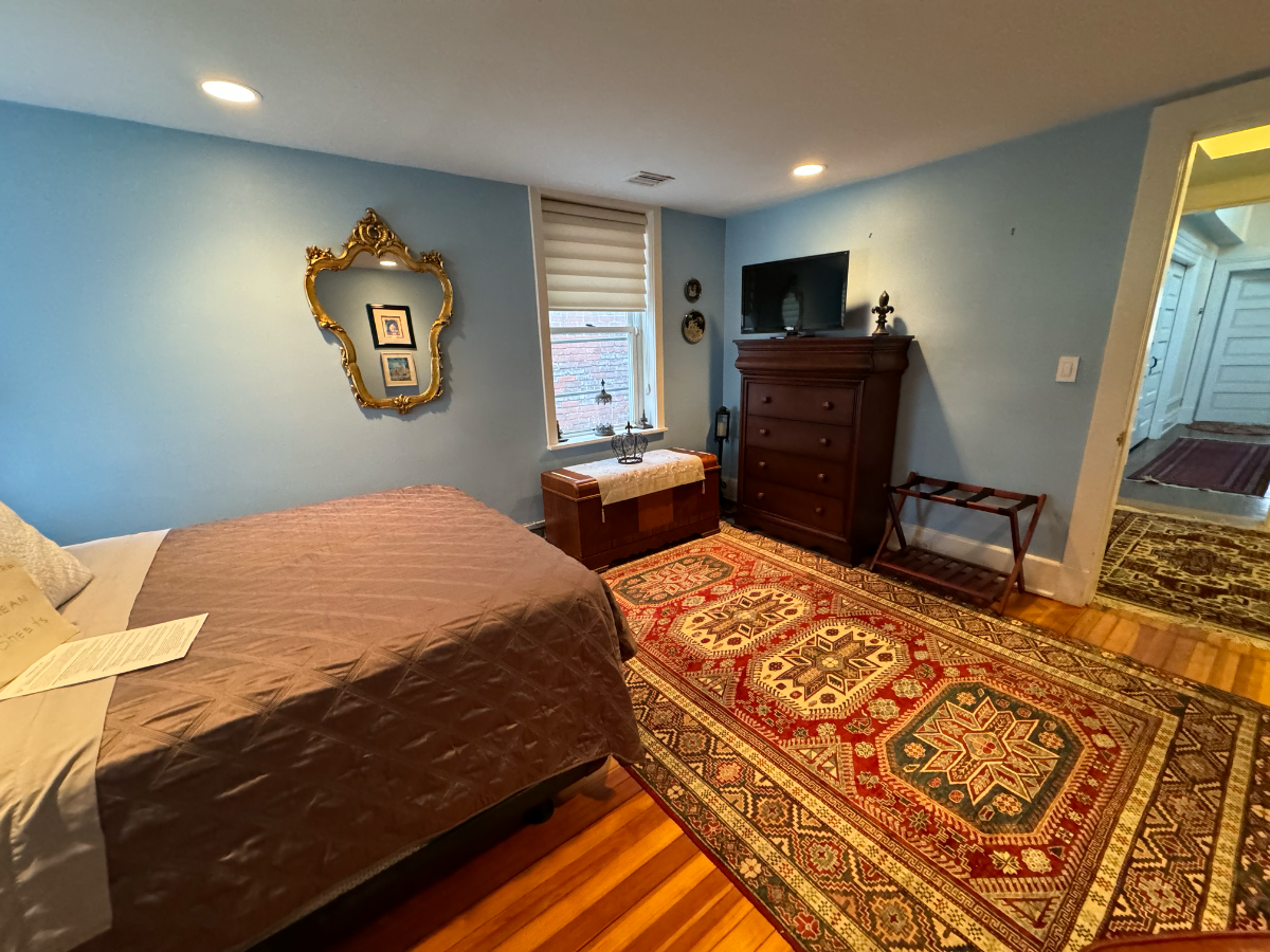 Private room and bath in historic Dupont... - Photo 2