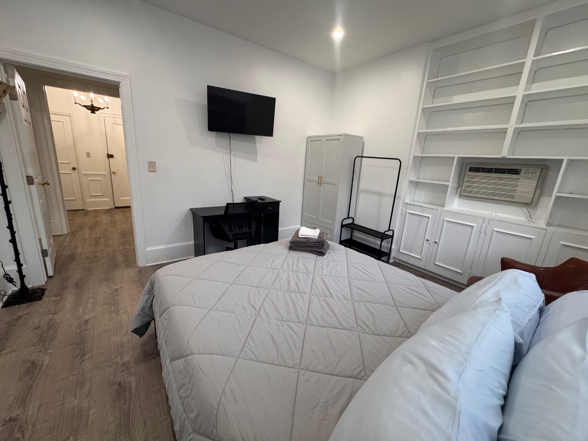 Private room and bath in historic Dupont... - Photo 6