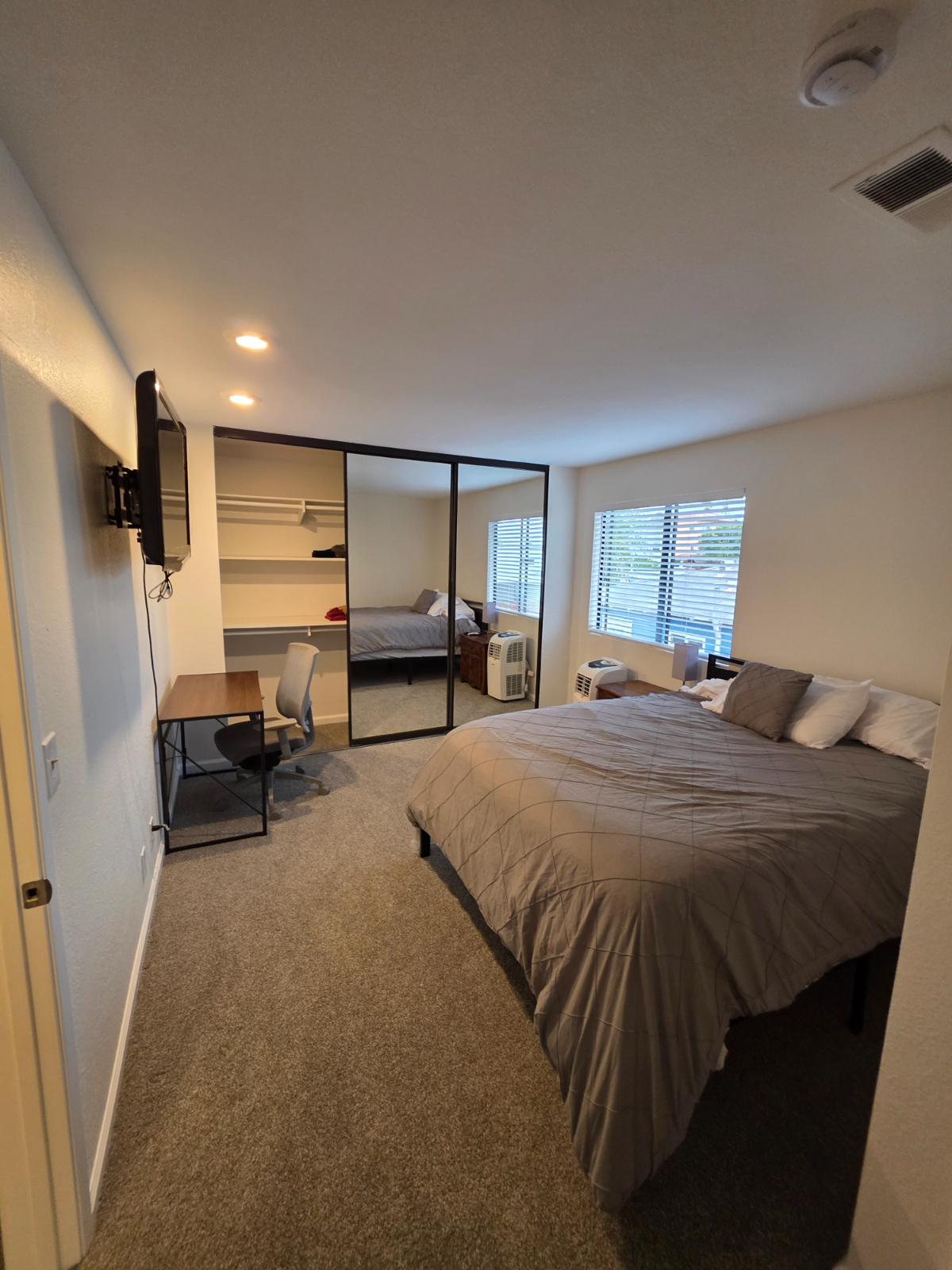 Private MASTER bedroom 1.5 blocks to the BEACH - Photo 3