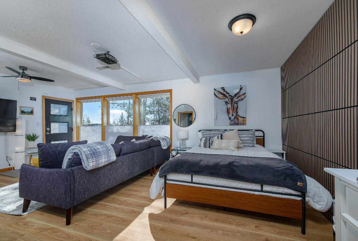 NW Bend Furnished Daylight basement studio with private entrance-next opening is October 17th 2026 - Photo 4