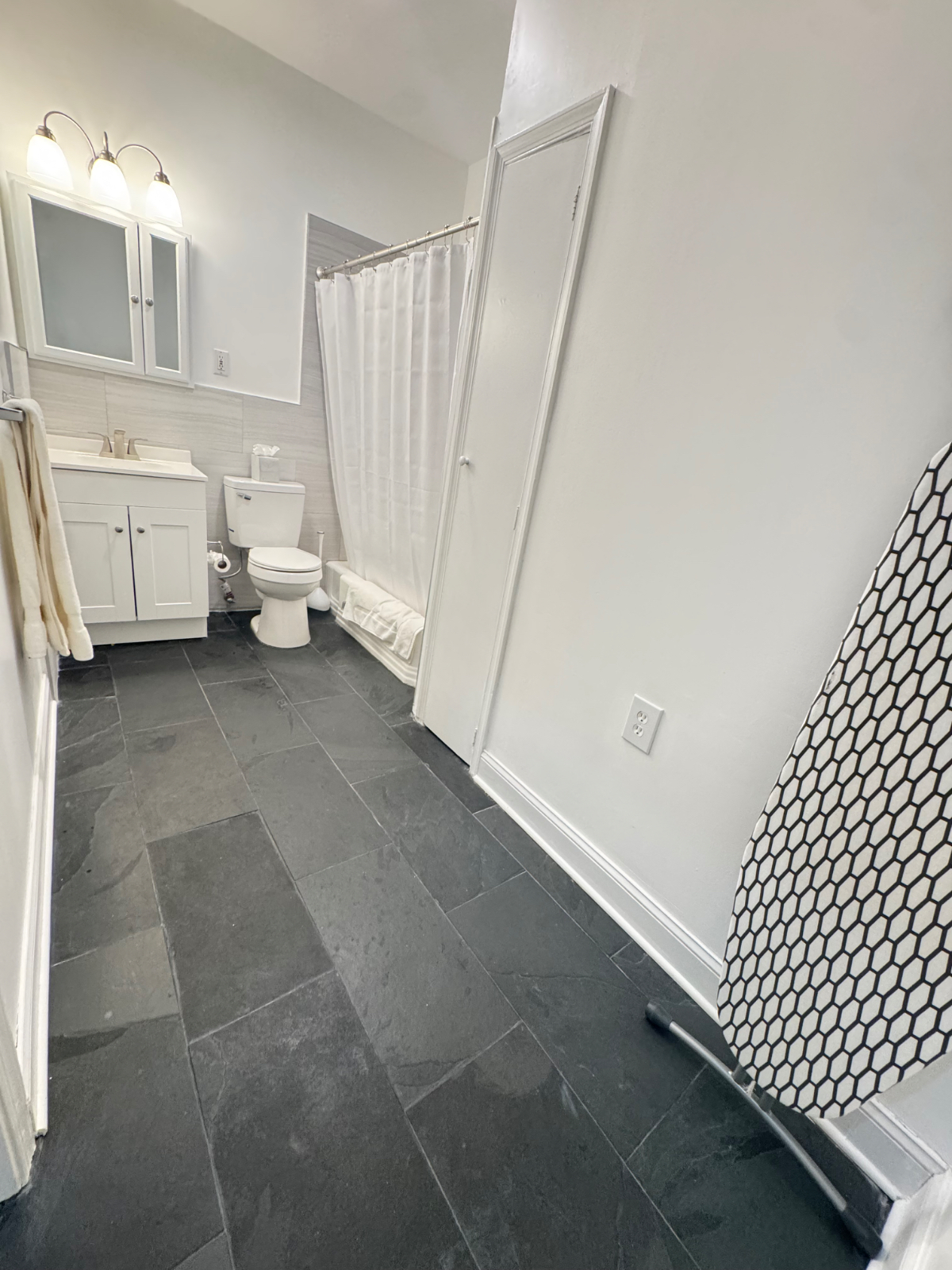 Perfectly Appointed Studio in historic Dupont Circle row home - Photo 6