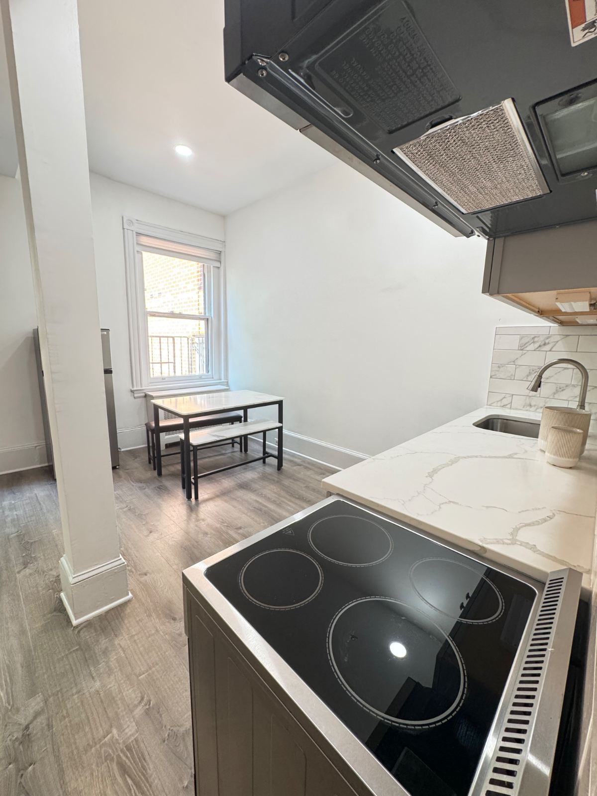 Perfectly Appointed Studio in historic Dupont Circle row home - Photo 3