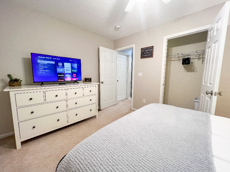 Gorgeous Entire Townhouse 1.5 mi to Hospitals! - Photo 11