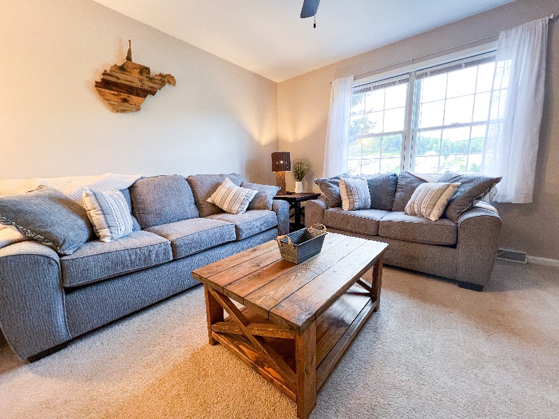 Gorgeous Entire Townhouse 1.5 mi to Hospitals! - Photo 2