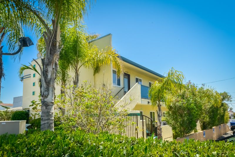 LARGE 1BD CONDO 1 BLOCK FROM THE BEACH w/ IN-UNIT WASHER/DRYER, FULL KITCHEN, PARKING - Photo 3