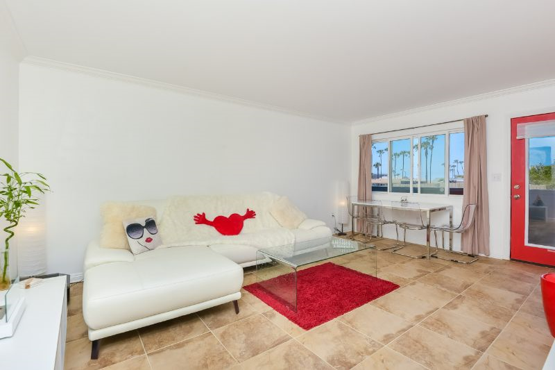 LARGE 1BD CONDO 1 BLOCK FROM THE BEACH w/ IN-UNIT WASHER/DRYER, FULL KITCHEN, PARKING - Photo 4