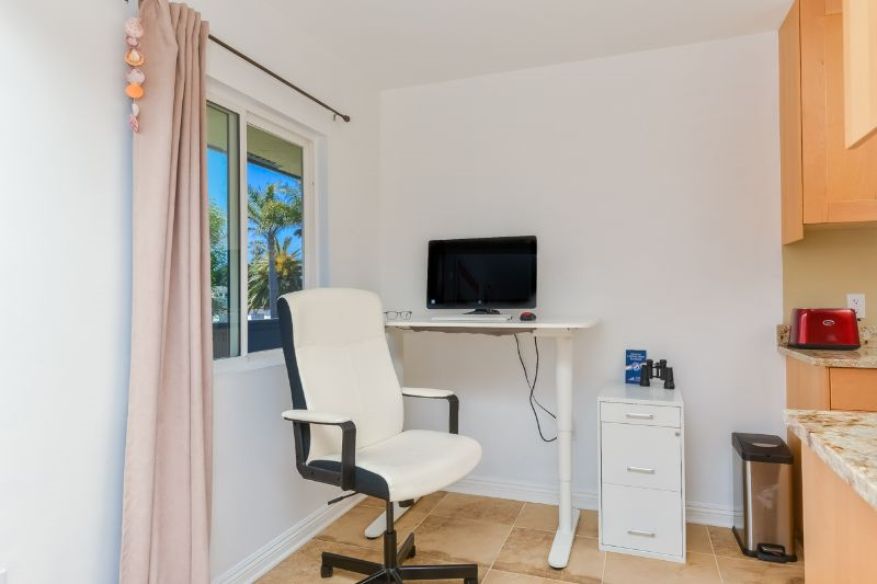 LARGE 1BD CONDO 1 BLOCK FROM THE BEACH w/ IN-UNIT WASHER/DRYER, FULL KITCHEN, PARKING - Photo 5