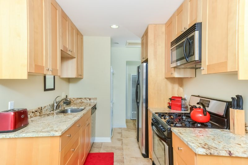 LARGE 1BD CONDO 1 BLOCK FROM THE BEACH w/ IN-UNIT WASHER/DRYER, FULL KITCHEN, PARKING - Photo 6