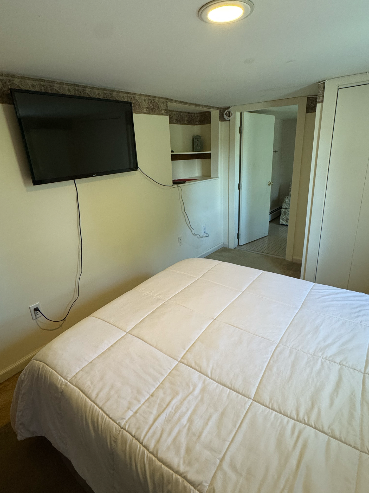 Private Room, Shower Bathroom in Historic Inn - Photo 4