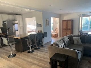 Beautiful and Clean Room In Sunny House with Pool, Driveway Parking, Private Bath - Photo 4