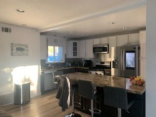 Beautiful and Clean Room In Sunny House with Pool, Driveway Parking, Private Bath - Photo 5