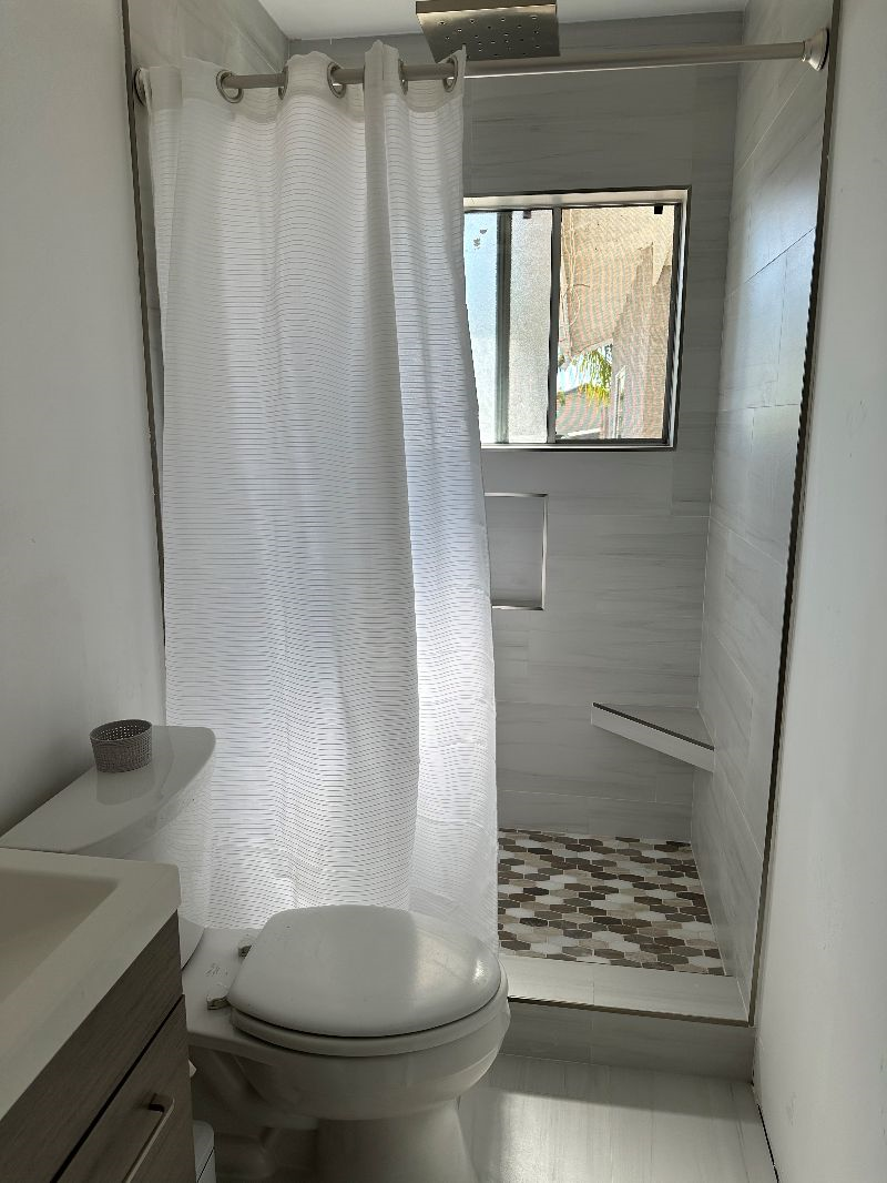 Beautiful and Clean Room In Sunny House with Pool, Driveway Parking, Private Bath - Photo 6