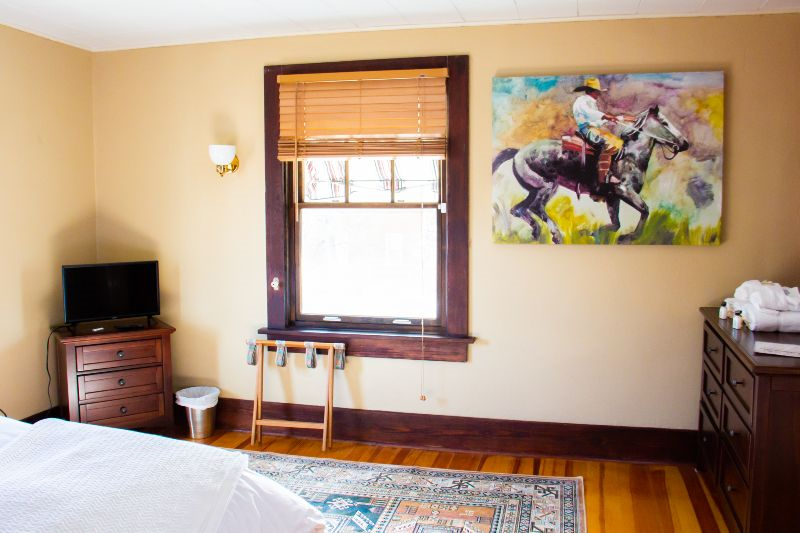 Governor's Home - Spacious, 4BR Restored Historic Property walking distance to Cheyenne Regional Med - Photo 11