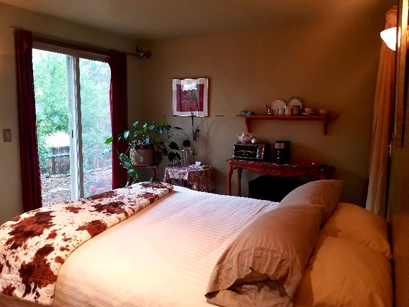 Quiet Midtown Retreat Near University and Hospital - Photo 2