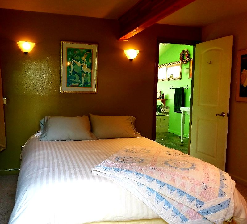 Quiet Midtown Retreat Near University and Hospital - Photo 3