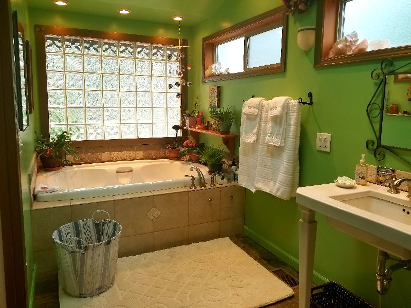 Quiet Midtown Retreat Near University and Hospital - Photo 4