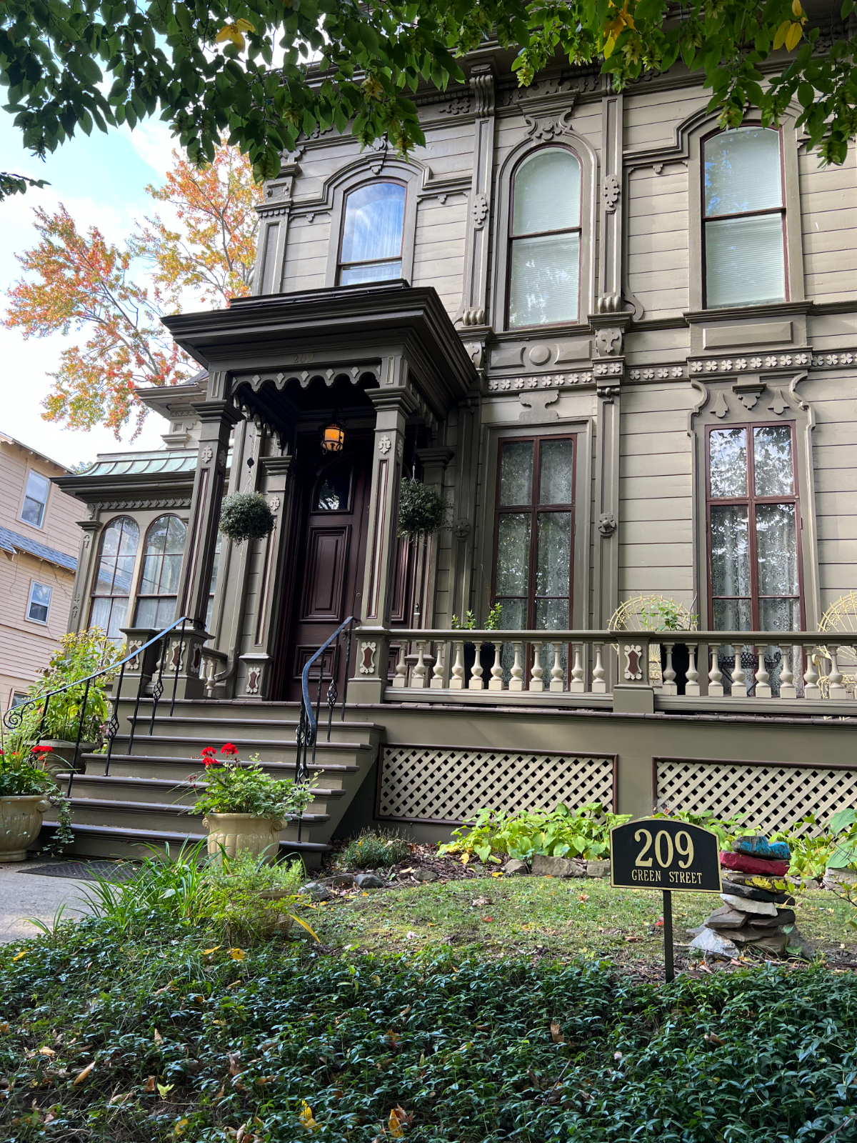 Servants Quarters, 2 bedroom townhouse, private, all amenities.