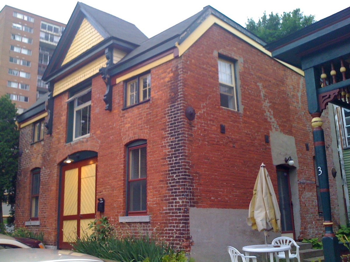Servants Quarters, 2 bedroom townhouse, private, all amenities. - Photo 1