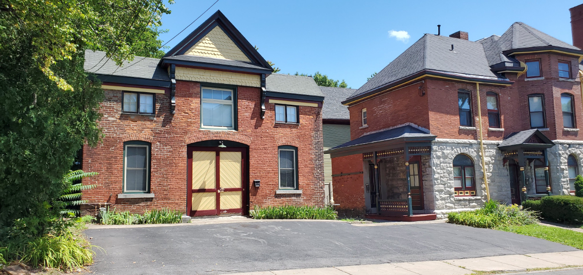 Servants Quarters, 2 bedroom townhouse, private, all amenities. - Photo 2
