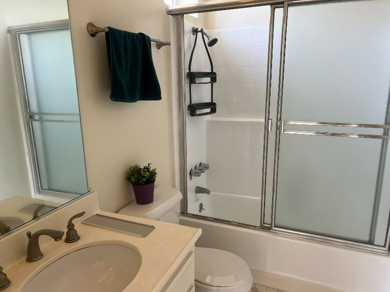 Master Bedroom with Private Bathroom in Santa Monica/West LA. Female Only Please - Photo 2