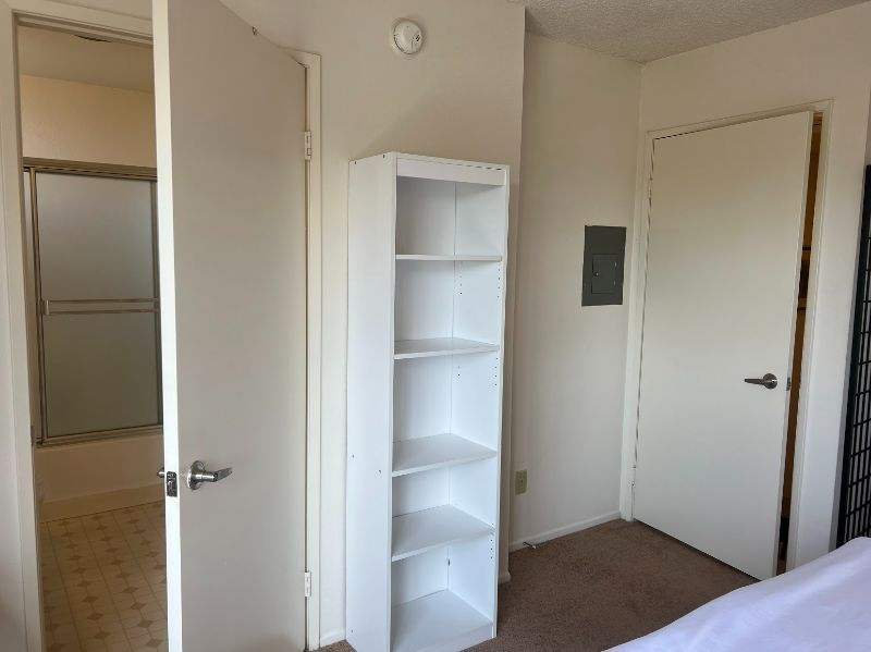 Master Bedroom with Private Bathroom in Santa Monica/West LA. Female Only Please - Photo 4