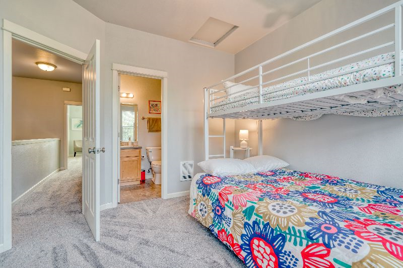 Bright Modern 2 BR Apt. 2 Levels, FP Garage Parking - Photo 6