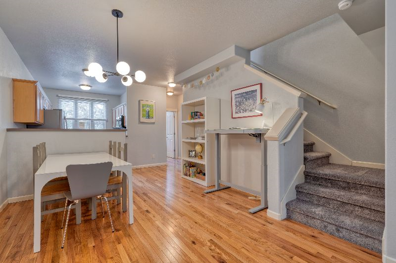 Bright Modern 2 BR Apt. 2 Levels, FP Garage Parking - Photo 3