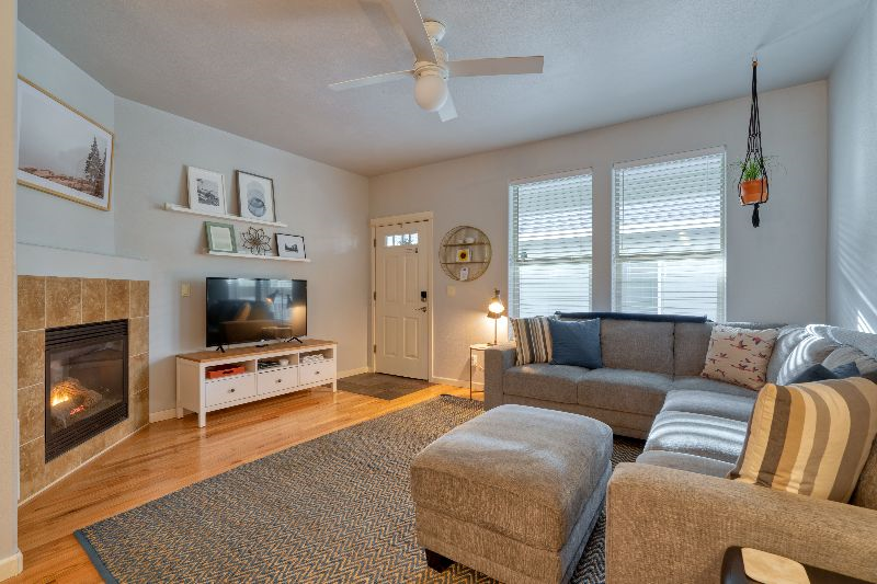 Bright Modern 2 BR Apt. 2 Levels, FP Garage Parking - Photo 1
