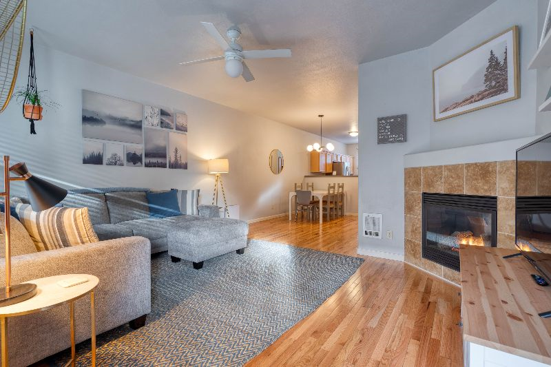 Bright Modern 2 BR Apt. 2 Levels, FP Garage Parking - Photo 2
