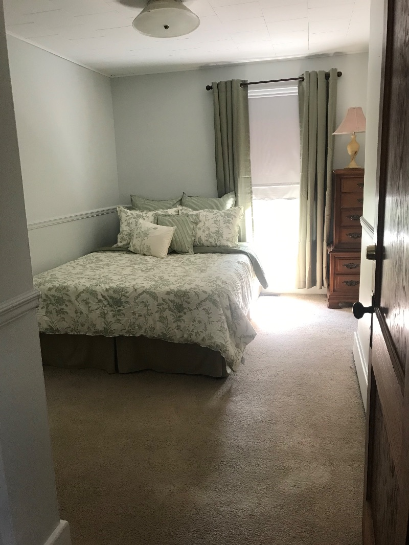 Nice room in a nice house only a half mile away from Ruby Hospital - Photo 1