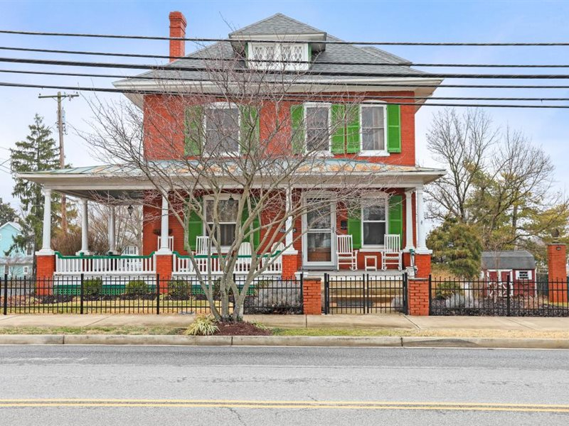 Beautiful Victorian Home - Photo 1