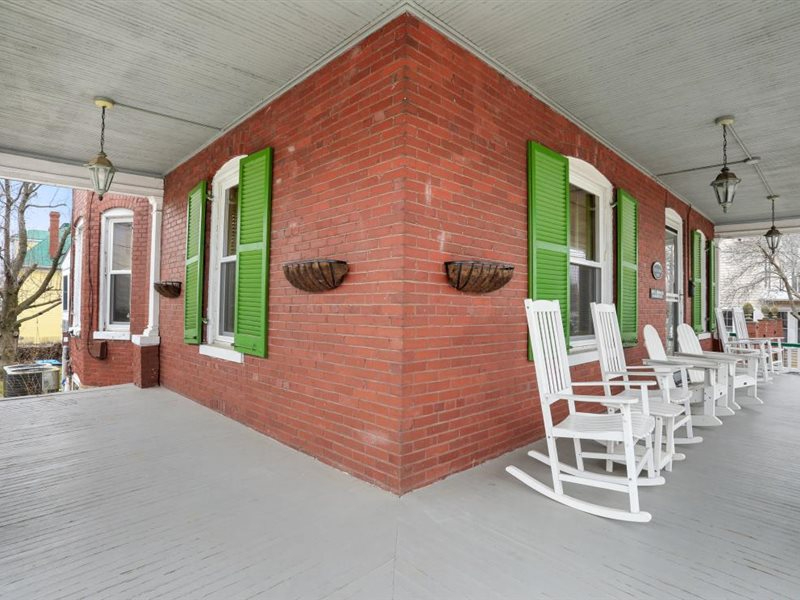 Beautiful Victorian Home - Photo 2