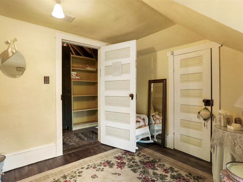 Beautiful Victorian Home - Photo 5