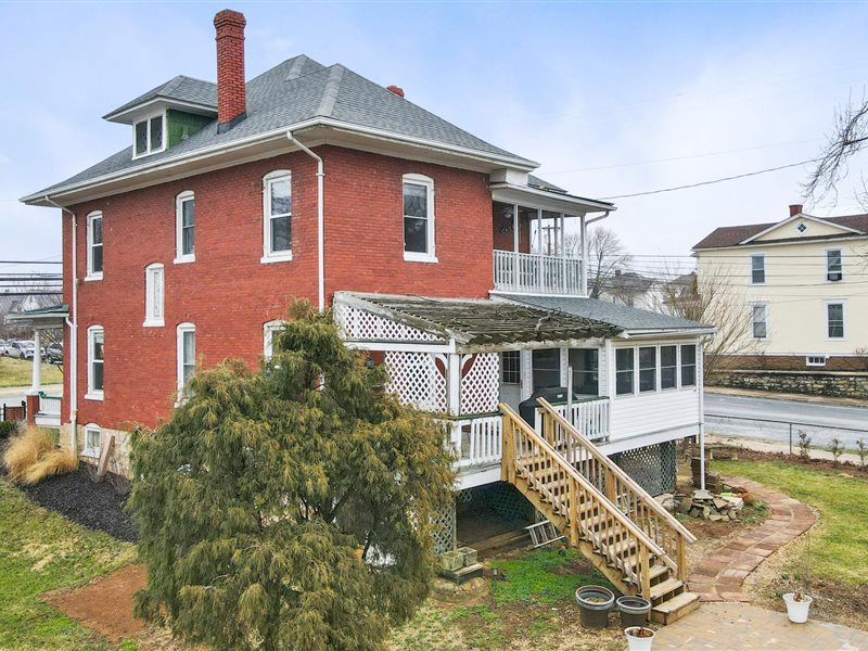 Beautiful Victorian Home - Photo 3