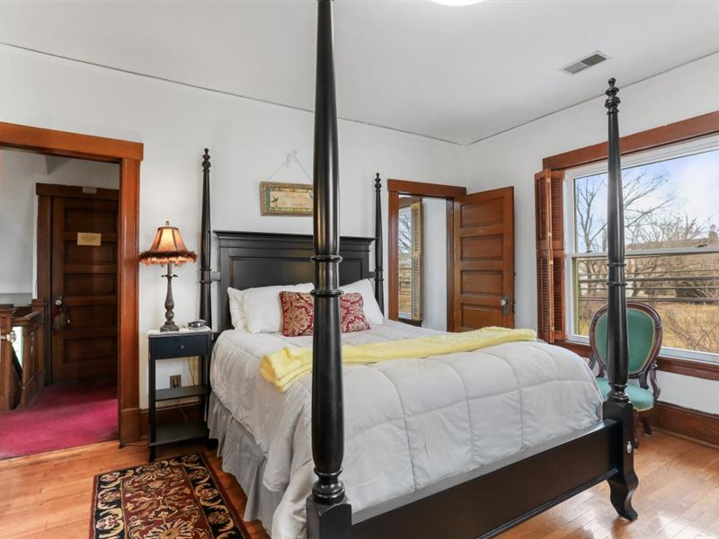 Beautiful Victorian Home - Photo 6