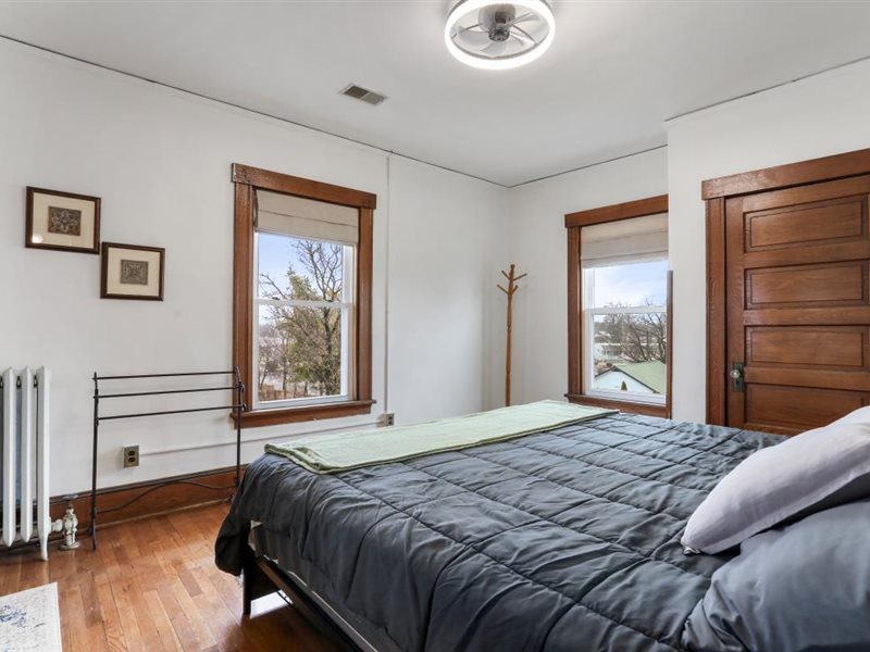 Beautiful Victorian Home - Photo 12