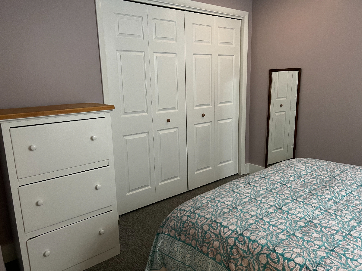 AVAILABLE NOVEMBER 2026: Recently remodeled basement apartment with full bath, bedroom, living room, - Photo 3
