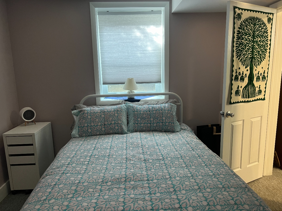 AVAILABLE NOVEMBER 2026: Recently remodeled basement apartment with full bath, bedroom, living room, - Photo 4