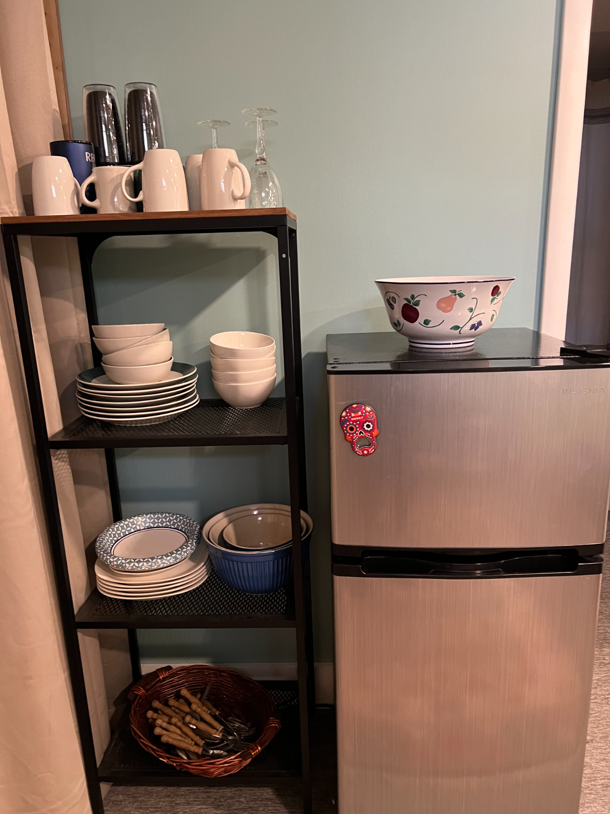 AVAILABLE NOVEMBER 2026: Recently remodeled basement apartment with full bath, bedroom, living room, - Photo 5
